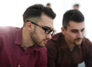 İki web tasarımcıları bir proje tartışıyor