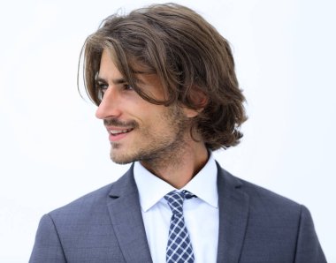 Şık giysiler içinde yakışıklı adam uzakta ve gülümseyen arıyor