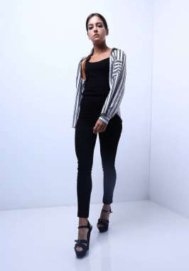 ileri yürüyüş üzgün genç kadın.