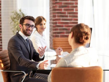 masanızda yeni fikirleri tartışmak iş takım.