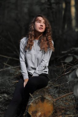 bir oturum açma oturan güzel genç kadın