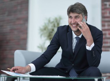 Bulanık ofis geçmişi olan bir iş adamı