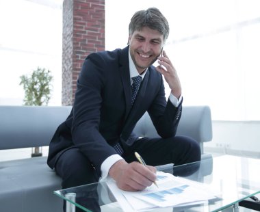 İşadamı Ofiste Akıllı Telefonla Konuşuyor