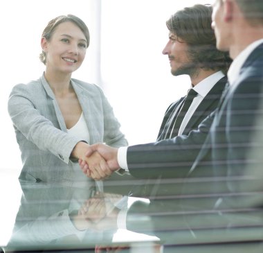 glass.handshake iş adamları arkasından