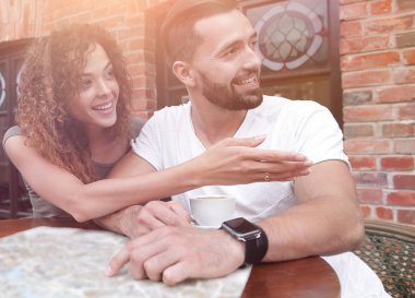 Genç turist kafede kahve içme ve okuma şehir haritası