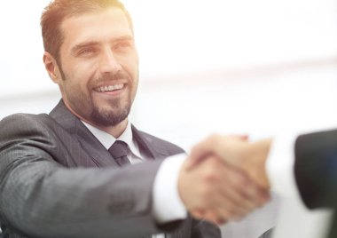 tatlı .handshake bir masa üzerine iş ortakları