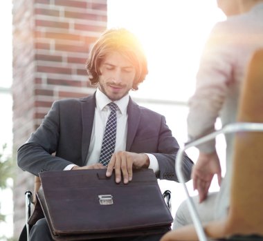 bir erkek ve bir kadın ofiste rahat konuşma