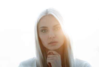 Taze günlük makyaj ile güzel bir kadın portresi.