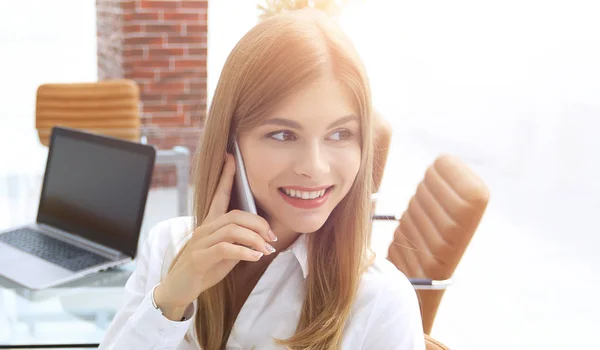 Крупним планом.жіночий асистент розмовляє на мобільному телефоні в офісі — стокове фото