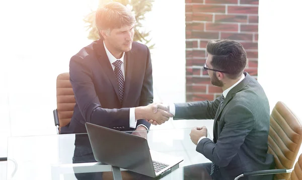 Mãos agitar entre dois empresários bem sucedidos — Fotografia de Stock