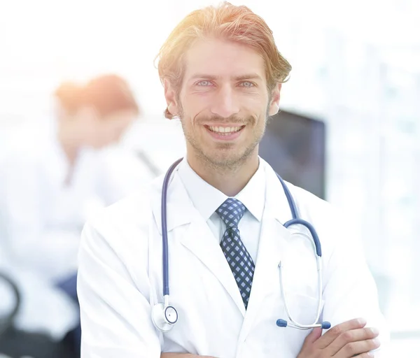 Guapo médico masculino sonriendo con los brazos cruzados en el retrato del pecho —  Fotos de Stock