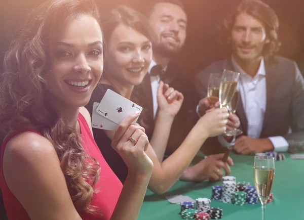 Yetişkin grup arkadaş kazanan blackjack kutluyor — Stok fotoğraf