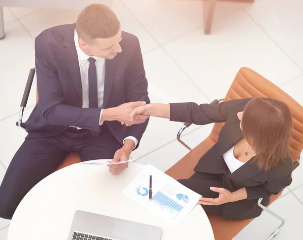 Handshake affärspartner efter diskussionen om finansiella dokument. — Stockfoto