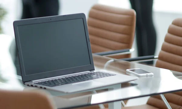 Laptop aberto na área de trabalho, na sala de conferências — Fotografia de Stock