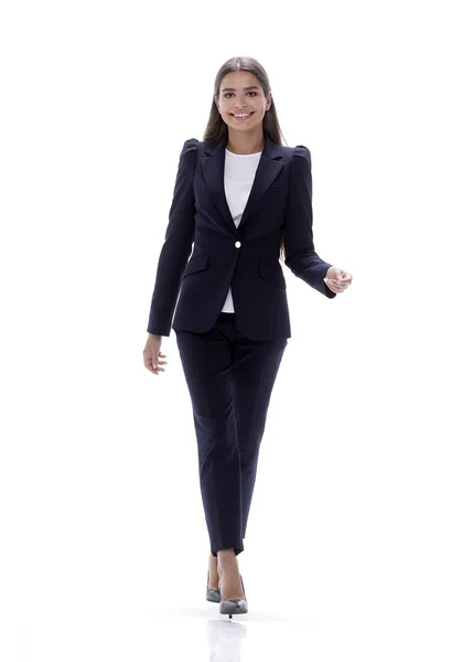 Mulher de negócios confiante andando para a frente — Fotografia de Stock