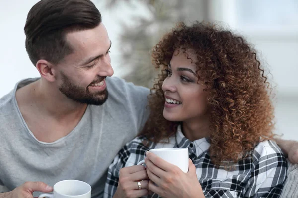 Primer plano de una pareja amorosa sentada en un sofá en la sala de estar — Foto de Stock