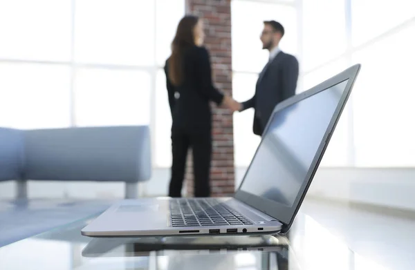 Laptop na mesa, aperto de mão de fundo — Fotografia de Stock