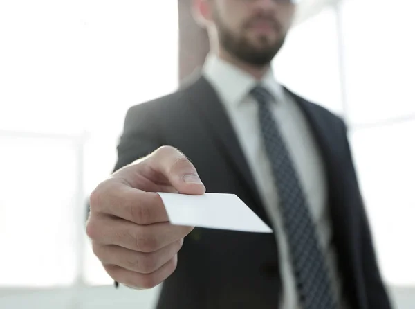 Hombre de negocios dando tarjeta de visita sobre fondo brillante —  Fotos de Stock