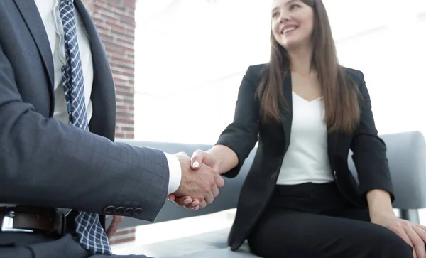 Geschäftsmann schüttelt seiner Partnerin die Hand, um einen Deal zu besiegeln — Stockfoto