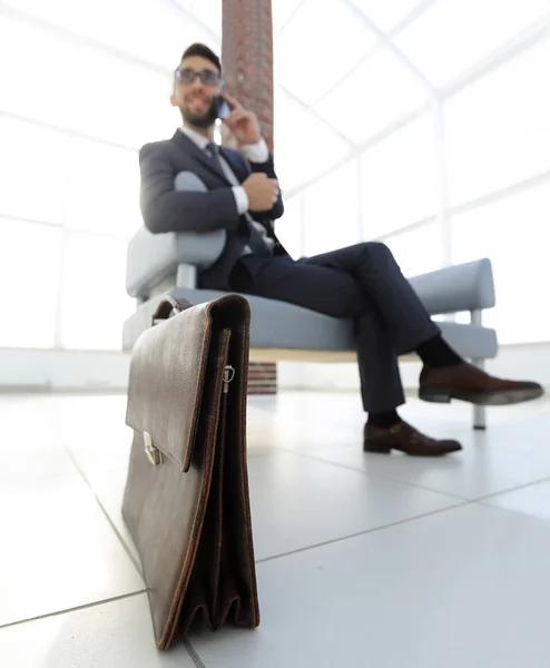 Zakenman holding zijn werkmap in office — Stockfoto