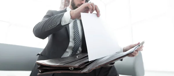 Hombres de negocios de la mano con suitecase en una oficina moderna —  Fotos de Stock