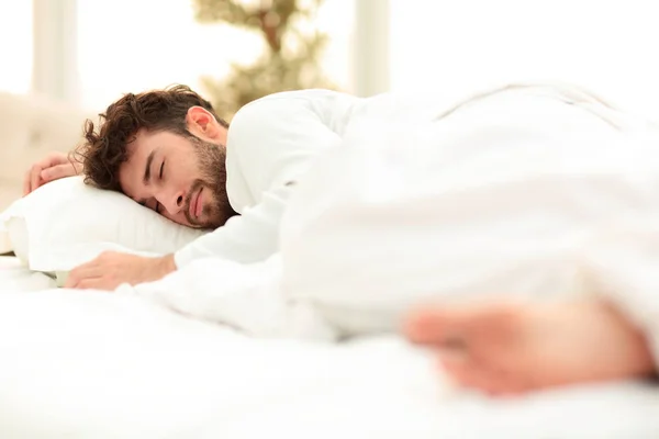 Closeup.The κουρασμένος άνδρες ύπνο ήσυχοι στο κρεβάτι — Φωτογραφία Αρχείου