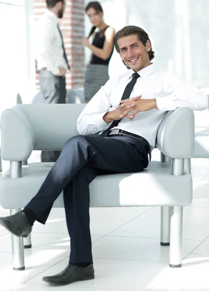 Homme d'affaires souriant assis dans la chaise de bureau — Photo