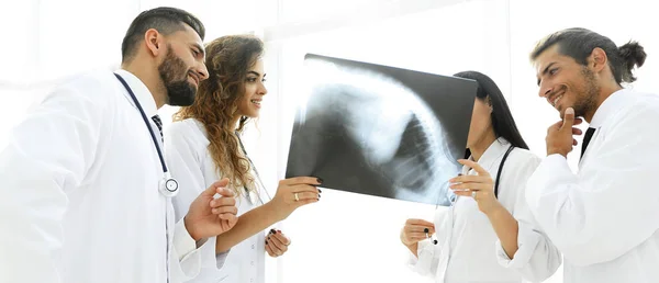 Gezondheidswerkers, patiënten x-ray film kijken — Stockfoto