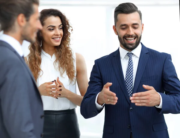 Affärsmän argumentera stående i office — Stockfoto