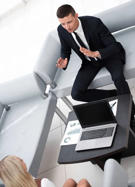 Empresário de sucesso sentado no escritório — Fotografia de Stock
