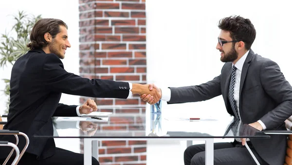 Handshake Manager e il cliente seduto in ufficio — Foto Stock