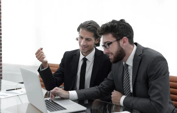 Deux hommes d'affaires travaillant sur ordinateur portable . — Photo