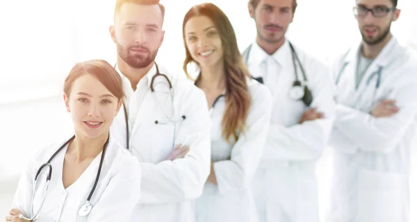 Kadın-çocuk doktoru meslektaşları arka plan üzerinde — Stok fotoğraf