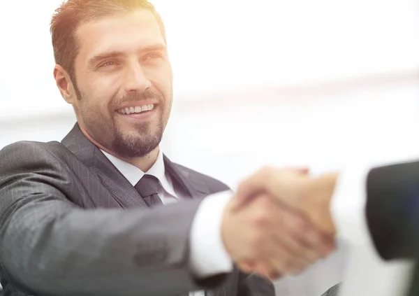 Close up .handshake de parceiros de negócios em uma mesa — Fotografia de Stock