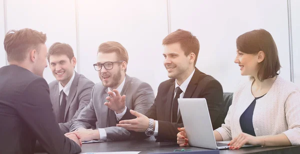 Empresario realizando un taller con el equipo empresarial — Foto de Stock