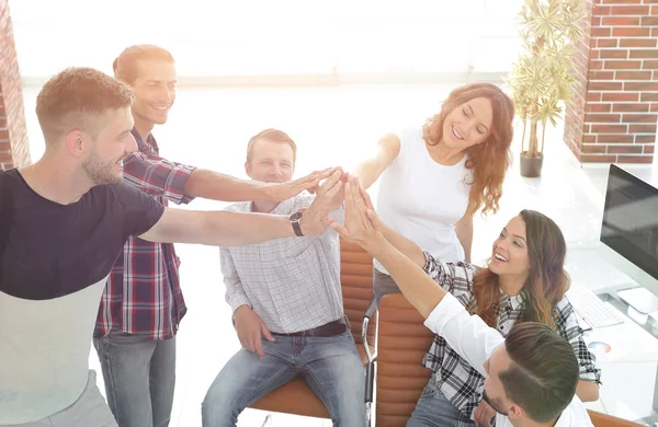 Designteam gibt sich gegenseitig eine hohe Fünf — Stockfoto