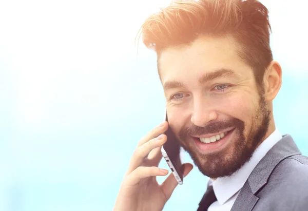 Hombre de negocios hablando por teléfono móvil —  Fotos de Stock