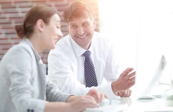 Gerente y asistente de trabajo con un PC — Foto de Stock