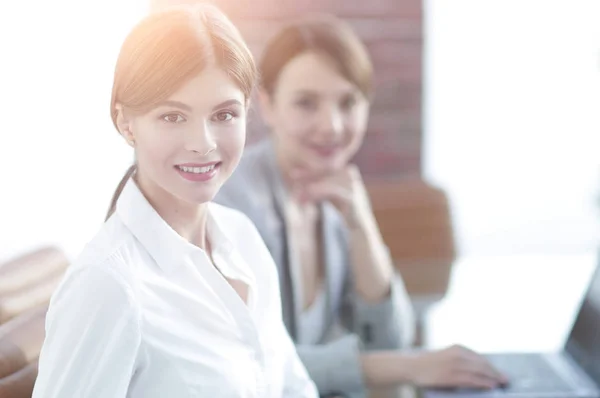 Femmes d'affaires et collègues assis au bureau — Photo