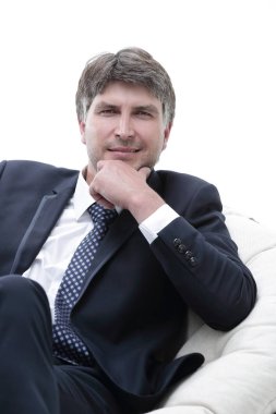 yakın çekim. Kendine güvenen işadamı bir sandalyede oturuyor