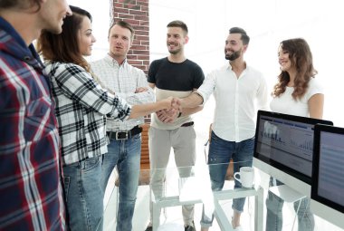 el sıkışma genç tasarımcı ve istemci