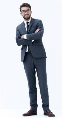 Elleri ceplerinde duran genç işadamı.