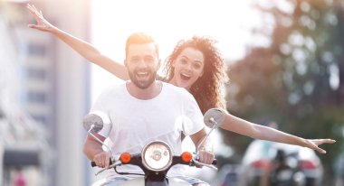 Güneşli bir günde bir şehir sürme mutlu genç Çift