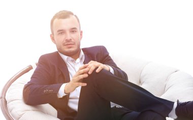 genç işadamı rahat bir sandalyede oturuyor