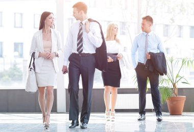 modern ofis lobide duran iş adamları.