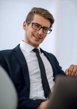 dizüstü bilgisayar ekranına bakarak up.young işadamı kapatmak