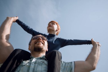 mutlu baba onun omuzlarında küçük bir oğlu var.