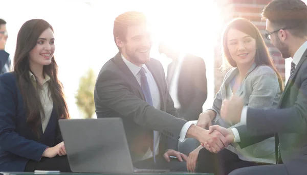 ビジネスで握手をして表示でのパートナーシップの成功 — ストック写真