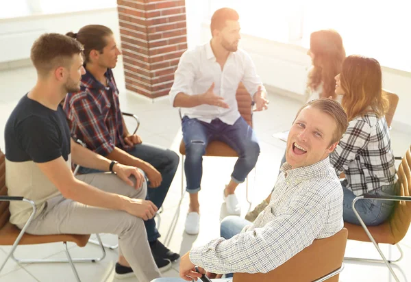 Gerente seguro, sentado en el taller — Foto de Stock