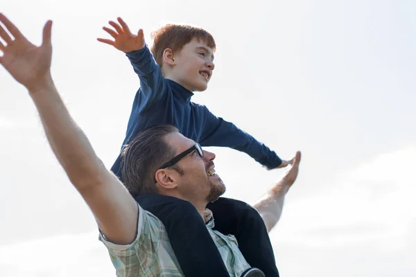 Young father and son have fun and fly — Stock Photo, Image